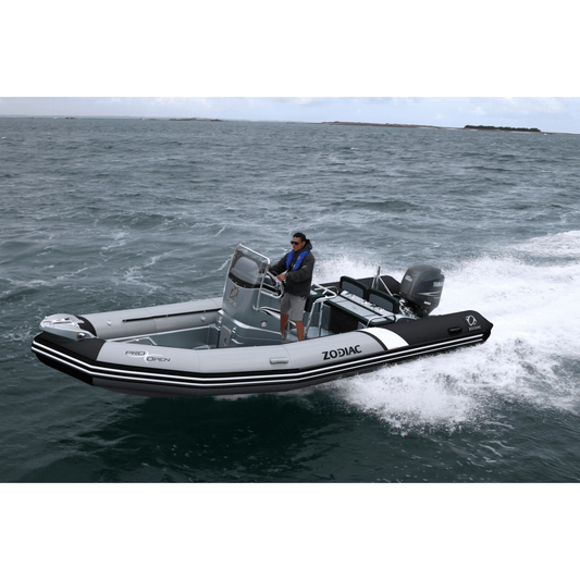 Zodiac Pro Open RIB in actie op zee, met bestuurder achter het stuur en krachtige buitenboordmotor.
