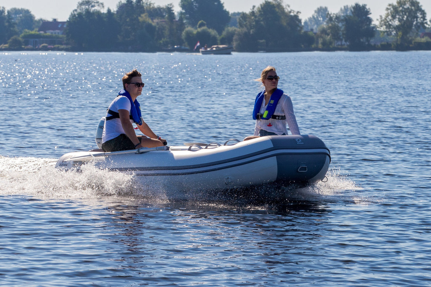 Zodiac Cadet 350 Aero rubberboot met luchtbodem op het water in actie